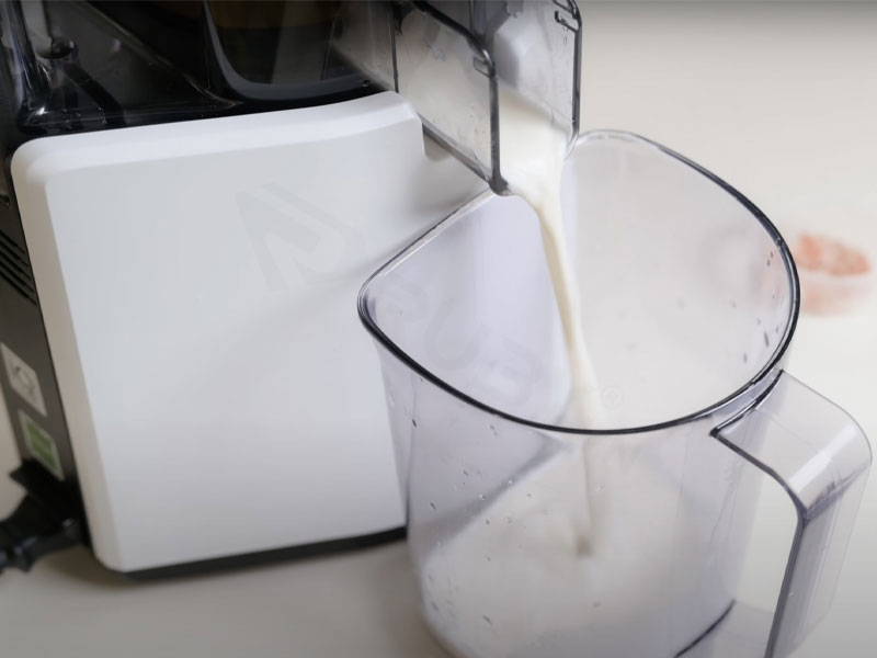 Dùng máy ép chậm Hurom làm sữa hạt