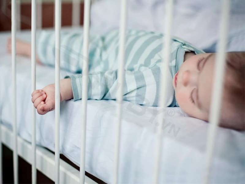 Có nên tắt đèn khi ngủ cho trẻ sơ sinh hay không? Nên sử dụng đèn ngủ nào tốt nhất cho trẻ?